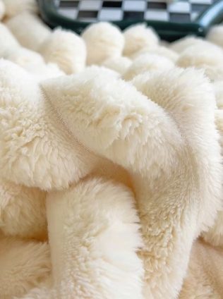 MIĘKKI KOC NARZUTA NA ŁÓŹKO WYTŁACZANE PASKI SHERPA CIEPŁY 180X220