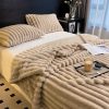 MIĘKKI KOC NARZUTA NA ŁÓŹKO WYTŁACZANE PASKI SHERPA CIEPŁY 230X220 BEŻOWY - obrazek 3
