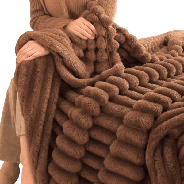 MIĘKKI KOC NARZUTA NA ŁÓŻKO WYTŁACZANE PASKI SHERPA CIEPŁY 160X220 GRUBY DWUSTR brązowy - obrazek 2
